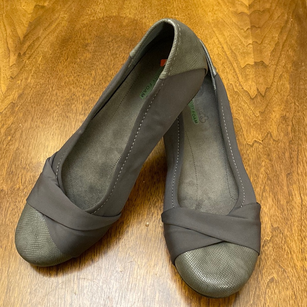 BareTraps Memory Foam Women’s Gray Flats